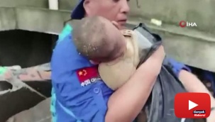 Çin'i vuran selde çöken evin altında kalan bebek sağ olarak çıkarıldı