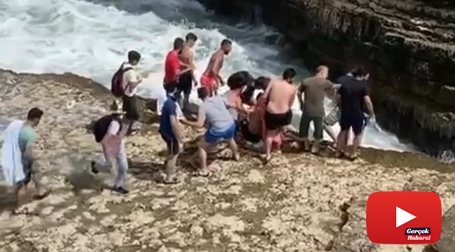 Dalgalara kapılan vatandaşı kurtarmak için zamanla yarıştırlar