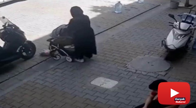 Dalgın anne, yere düşürdüğü bebeğinin üstüne bastı