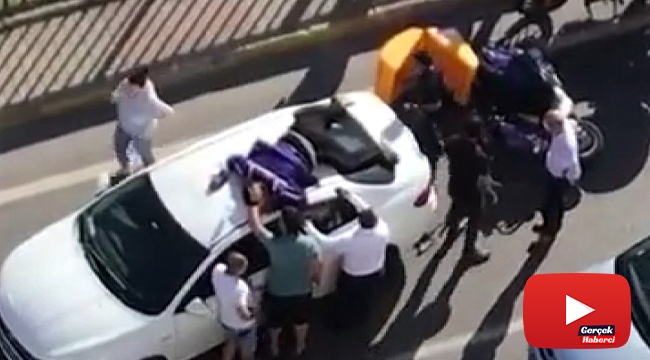 Hız yapan motokurye otomobilin tavanına uçtu