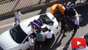 Hız yapan motokurye otomobilin tavanına uçtu
