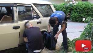 İşe gitmek için arabasının yanına gitti, arabasında tanımadığı birinin uyuduğunu gördü