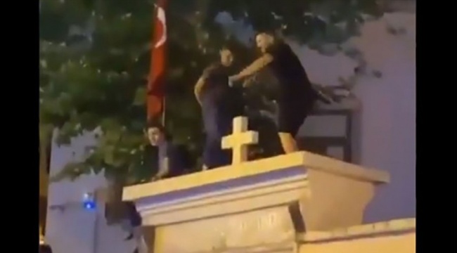 Kadıköy'de kilise kapısı üzerine çıkıp oynayanlar gözaltına alındı