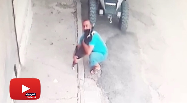 Kedi her sabah sahibini kapıda karşılayarak kucaklıyor