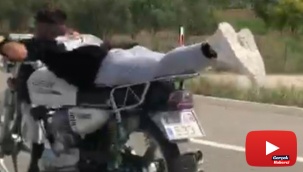 Motosiklet üzerine yatarak tehlikeli yolculuk