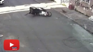Önüne fırlayan kediyi son anda fark eden motosikletli kaza yaptı
