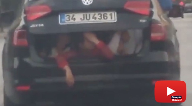 Otomobilin bagajındaki çocukların tehlikeli yolculuğu kamerada
