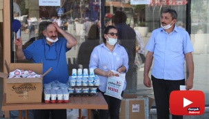 Profesör kazandığı tazminat davasıyla Rize’de ekmek arası döner dağıttırdı