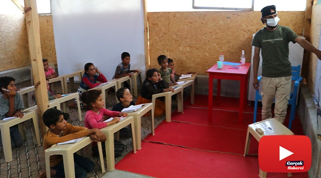 Savaştan kaçtı, çadırda okuma yazma öğretiyor