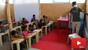 Savaştan kaçtı, çadırda okuma yazma öğretiyor