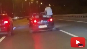 Seyir halindeki araçlardan dışarı çıkan magandalar kamerada