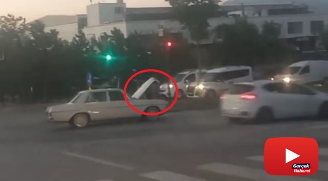 Seyir halindeki otomobilde Türk işi tamir kamerada