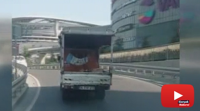 Trafikte seyreden kamyonetin kasasındaki kundak, görenleri hayrete düşürdü