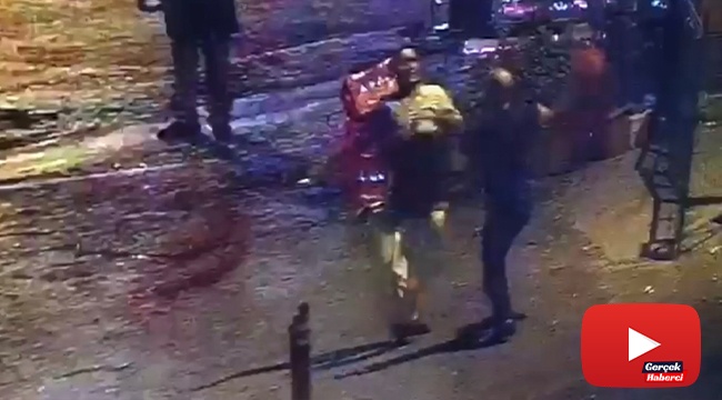 Alkollü şahısların “kılıç kalkan oyunu” gibi bıçaklı kavgası kamerada
