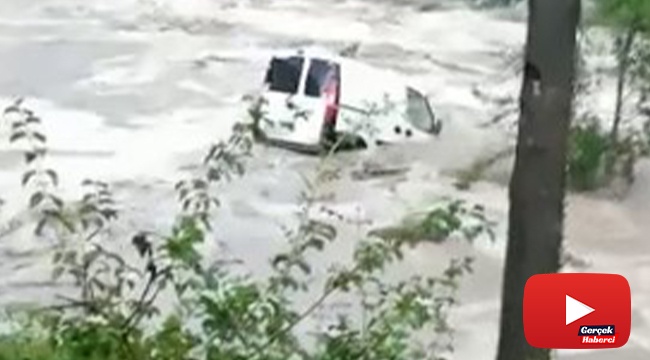 Aracının sele kapıldığını gören kadın, gözyaşlarına boğuldu