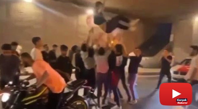 Asker eğlencesi yapmak isteyen magandalar yol kapatıp, lastik yaktı