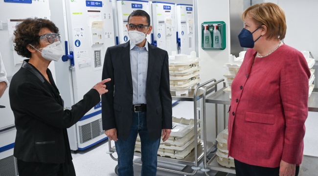BioNTech&#039;in üretim tesisini ziyaret eden Merkel&#039;den Türeci ve Şahin çiftine teşekkür