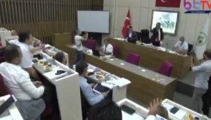 Bolu Belediye Başkanı Tanju Özcan AK Partili Belediye Meclisi Üyelerine Çay Fırlattı