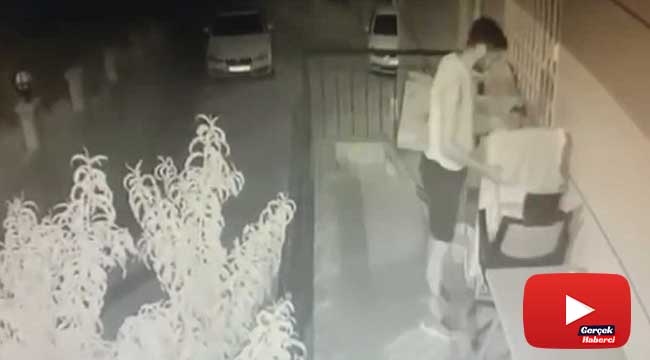 Çamaşır telinde asılı olan tişörtleri tek tek inceleyip böyle çaldı
