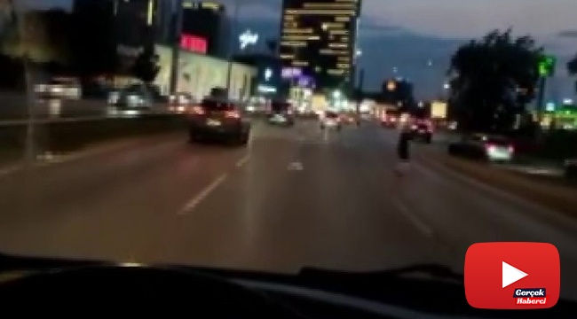 Canlarını hiçe saydılar.. Hızla akan trafikte yolun karşısına geçmeye çalıştılar