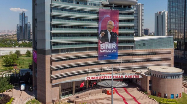 CHP Genel Merkezi'ne "Sınır namustur" pankartı asıldı