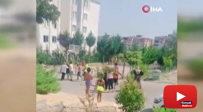 Çocukların kavgasına aileler de karışınca tekme ve yumruklar havada uçuştu
