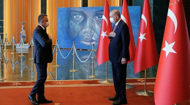 Erdoğan, Zafer Bayramı tebriklerini “Sığınmacı Çocuk” tablosu önünde kabul etti