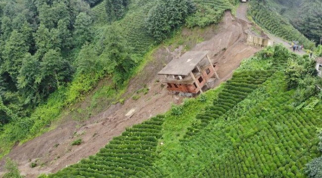 Görüntü Rize'den! Heyelan 3 katlı binayı böyle sürükledi
