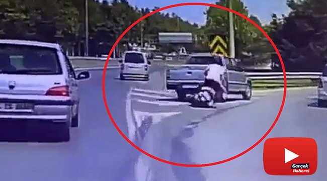 Hatalı sollama yapıp bağlantı yoluna girdi, motosiklete böyle çarptı