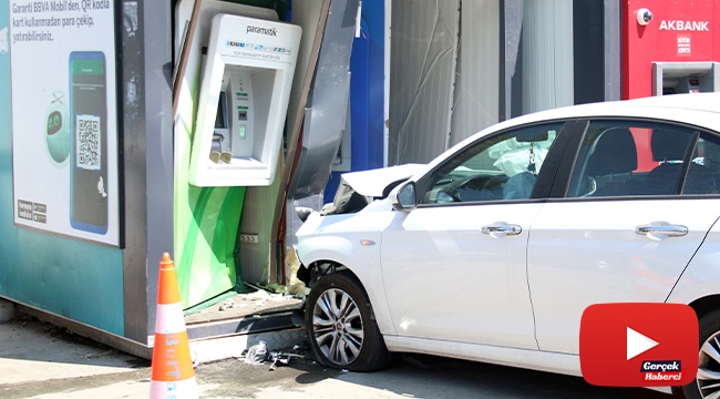 Kontrolden çıkan otomobil, ATM'ye ok gibi saplandı
