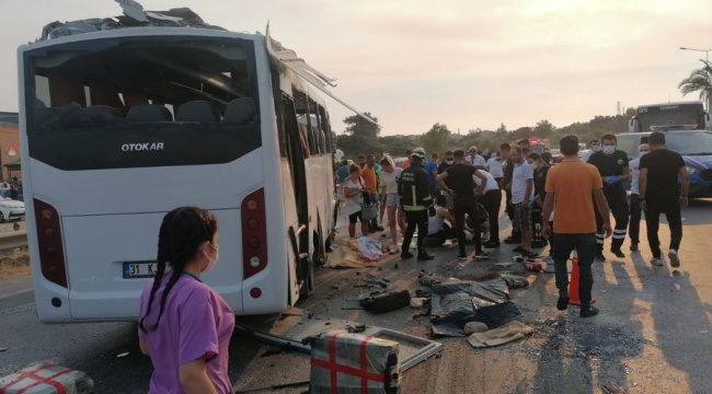 Manavgat’ta havaalanına yolcu taşıyan tur otobüsü kaza yaptı: 3 ölü, 5 yaralı