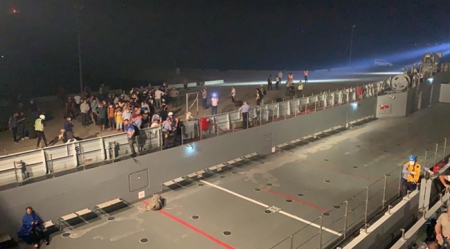 Milas'taki termik santral bölgesindeki vatandaşlar, Deniz Kuvvetleri Komutanlığı’na ait çıkarma gemileriyle tahliye ediliyor