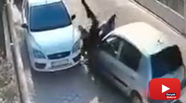 Otomobilin çarptığı yayalar araçların arasında sıkışıp kaldı