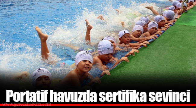 Portatif havuzda sertifika sevinci