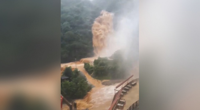 Rize'nin Çayeli içlesinde sağanak nedeniyle şelale taştı, heyelan nedeniyle yollar kapandı