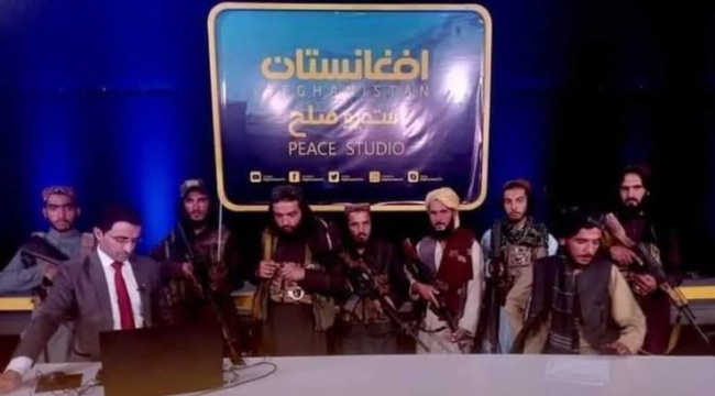 Taliban yönetimindeki Afganistan'da tartışma programı: Sunucunun arkasında silahlı militanlar yer aldı
