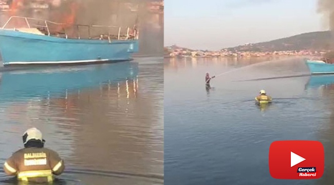 Tekneyi söndürmek için itfaiyeciler kıyafetleri ile denize girdi