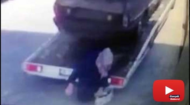 Yaşlı kadının çekicinin altında kaldığı anlar kamerada