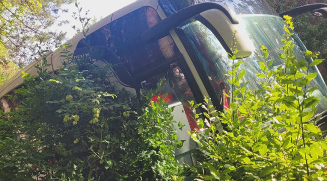 35 yolcusu bulunan otobüs, uçurumun kenarında asılı kaldı