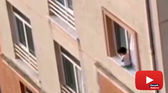 Camdan çıkarak mermerin üzerinde oturan çocuğun tehlikeli oyunu kamerada
