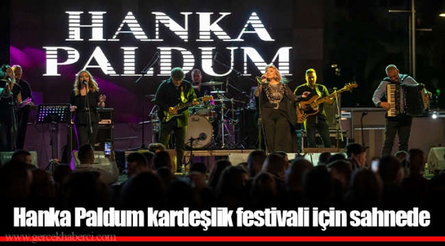 Hanka Paldum kardeşlik festivali için sahnede