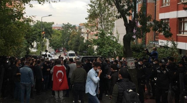 HDP'liler, kızının dağa kaçırıldığı iddiasıyla parti genel merkezi önünde çadır kurmak isteyen Mehmet Laçin'e tepki gösterdi: "Partimiz çalışamaz hale getirilmek isteniyor"