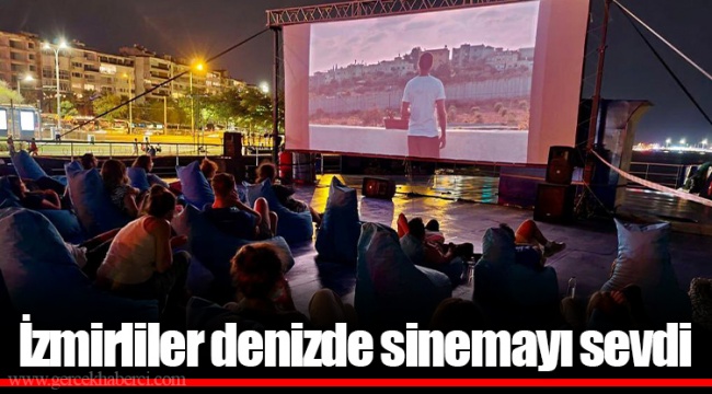 İzmirliler denizde sinemayı sevdi