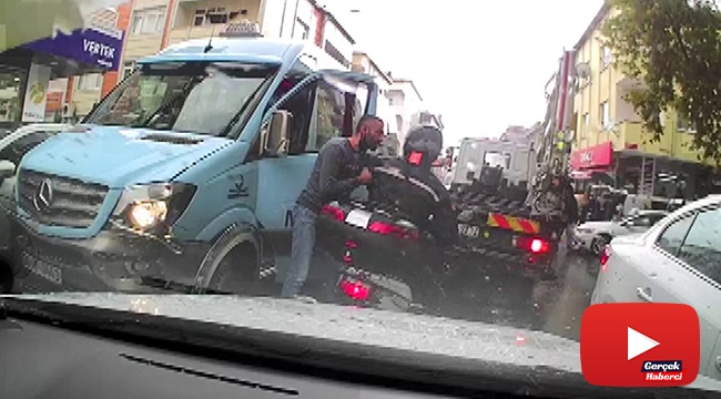 Kasklı motosikletliye kafa attı