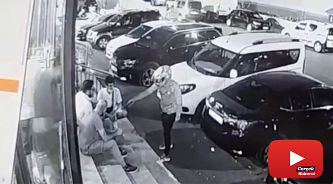 Kasklı saldırgan market önünde oturan adamı bacağından vurup kaçtı