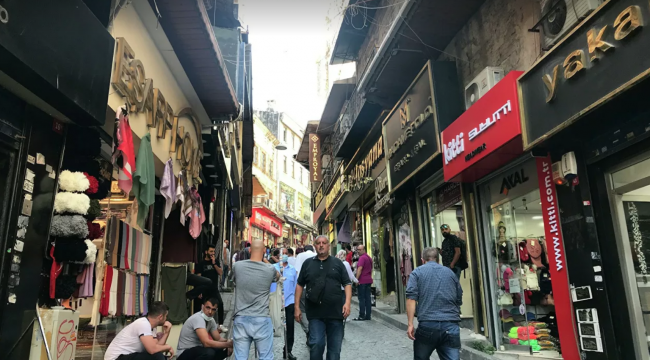 Klimayla birlikte 10 metreden aşağı düştü: Yaşlı kadın son anda kazadan kurtuldu