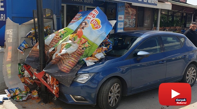 Otomobilin büfeye girme anı güvenlik kamerasına yansıdı