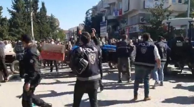Samsun’da belediye önünde toplanan halk binayı taşladı