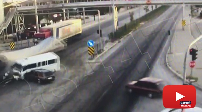Tırın kavşakta minibüs ve otomobile çarptığı anlar güvenlik kamerasında