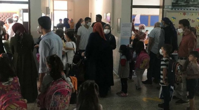 Uzmanlar uyarıyor: Okullar pandemi tedbirlerinden uzak eğitime başladı